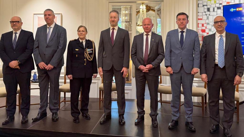 Imagen de grupo de algunos de los participantes del Foro, con el embajador de Suecia en el centro, Per-Arne Hjelmborn, que ejerció de anfitrión.