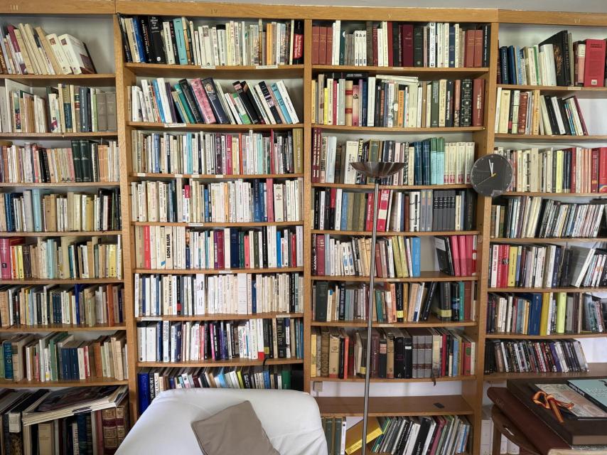 Una de las estanterías de la biblioteca de los Calvo-Sotelo.