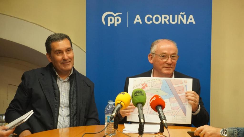 Miguel Lorenzo, a la derecha, con un plano urbanístico del Parque del Agra.