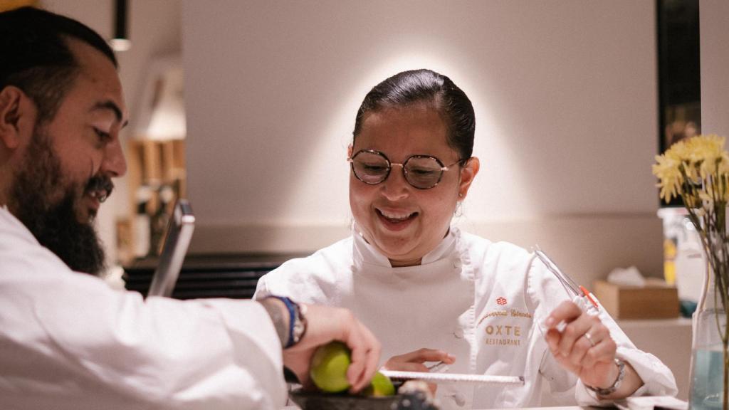 Los chefs Montserrat Estrada y Enrique Casarrubias en la cocina del restaurante barcelonés Atempo, el pasado 29 de abril.