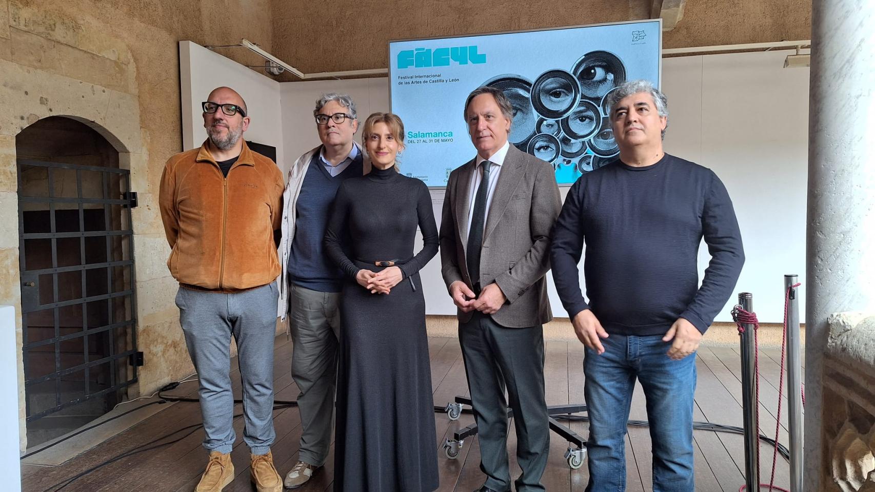 La viceconsejera en funciones de Acción Cultural de la Junta de Castilla y León, Mar Sancho; el alcalde de Salamanca, Carlos García Carbayo y los asesores artísticos del festival: Manuel González, Javier Ajenjo, y Juan Manuel de Prada.