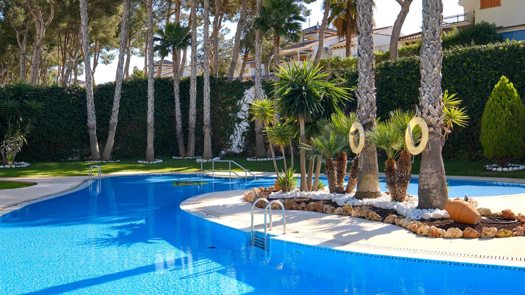 La piscina de una comunidad de vecinos, en una imagen de Shutterstock.