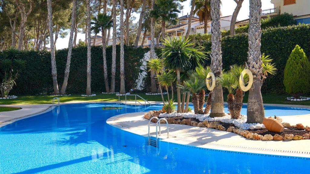 La piscina de una comunidad de vecinos, en una imagen de Shutterstock.