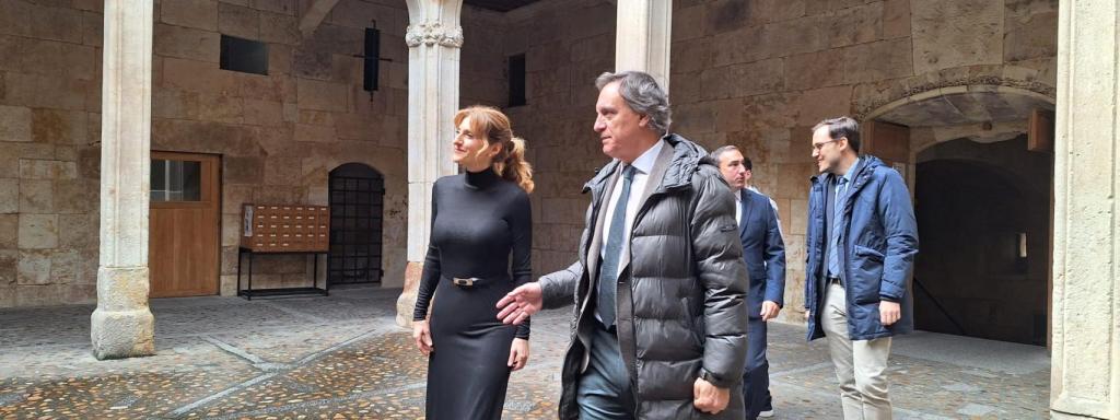 La viceconsejera en funciones de Acción Cultural de la Junta de Castilla y León, Mar Sancho y el alcalde de Salamanca, Carlos García Carbayo, detrás el concejal de Turismo del Ayuntamiento, Ángel Fernández y el subdelegado del Gobierno de la Junta, Eloy Ruiz.
