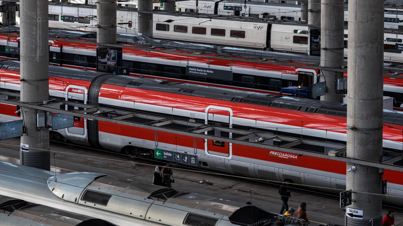 Viajeros cogen su tren en la estación de Madrid-Puerta de Atocha-Almudena Grandes, a 17 de febrero de 2026, en Madrid (España). Los