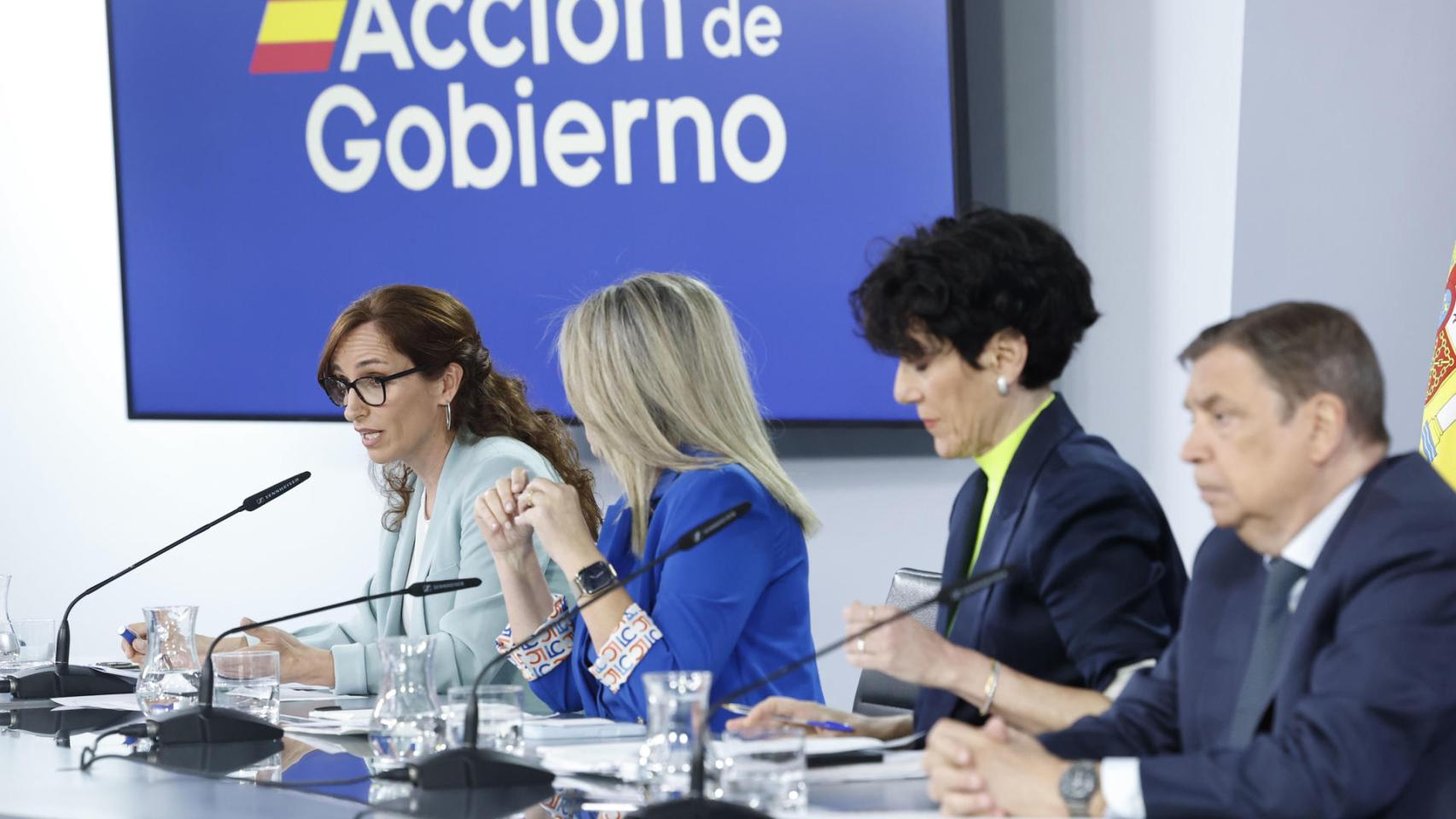  La portavoz del Gobierno, Elma Saiz, la ministra de Sanidad, Mónica García, la de Educación, Milagros Tolón, y el de Agricultura, Luis Planas, en la rueda de prensa posterior al Consejo de Ministros.