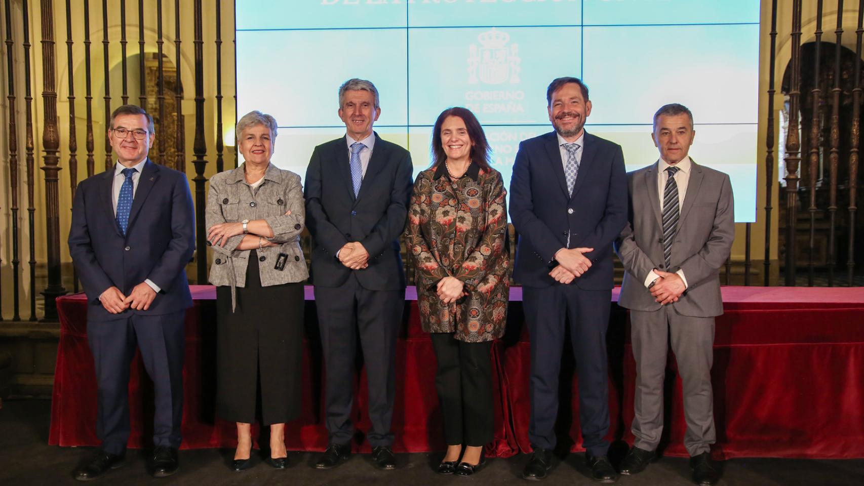 Foto de familia del acto de imposición de Medallas al Mérito de la Protección Civil se ha celebrado en el Paraninfo de la Iglesia de San Pedro Mártir de Toledo.