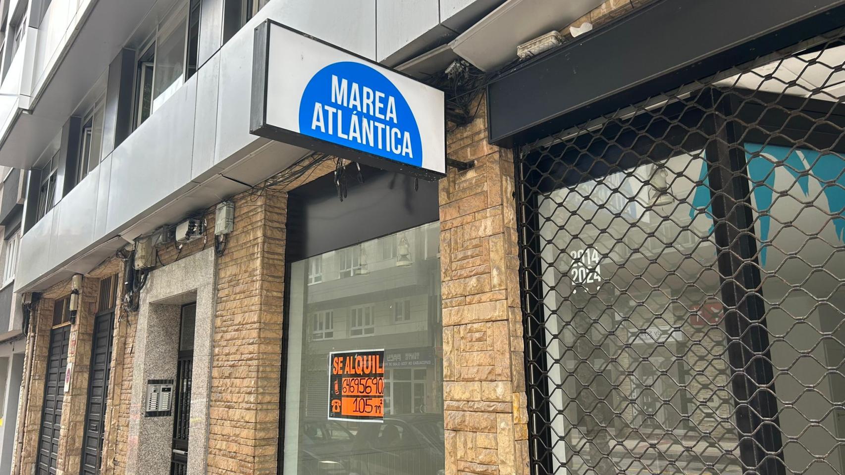 Imagen de la sede con el cartel de alquiler.