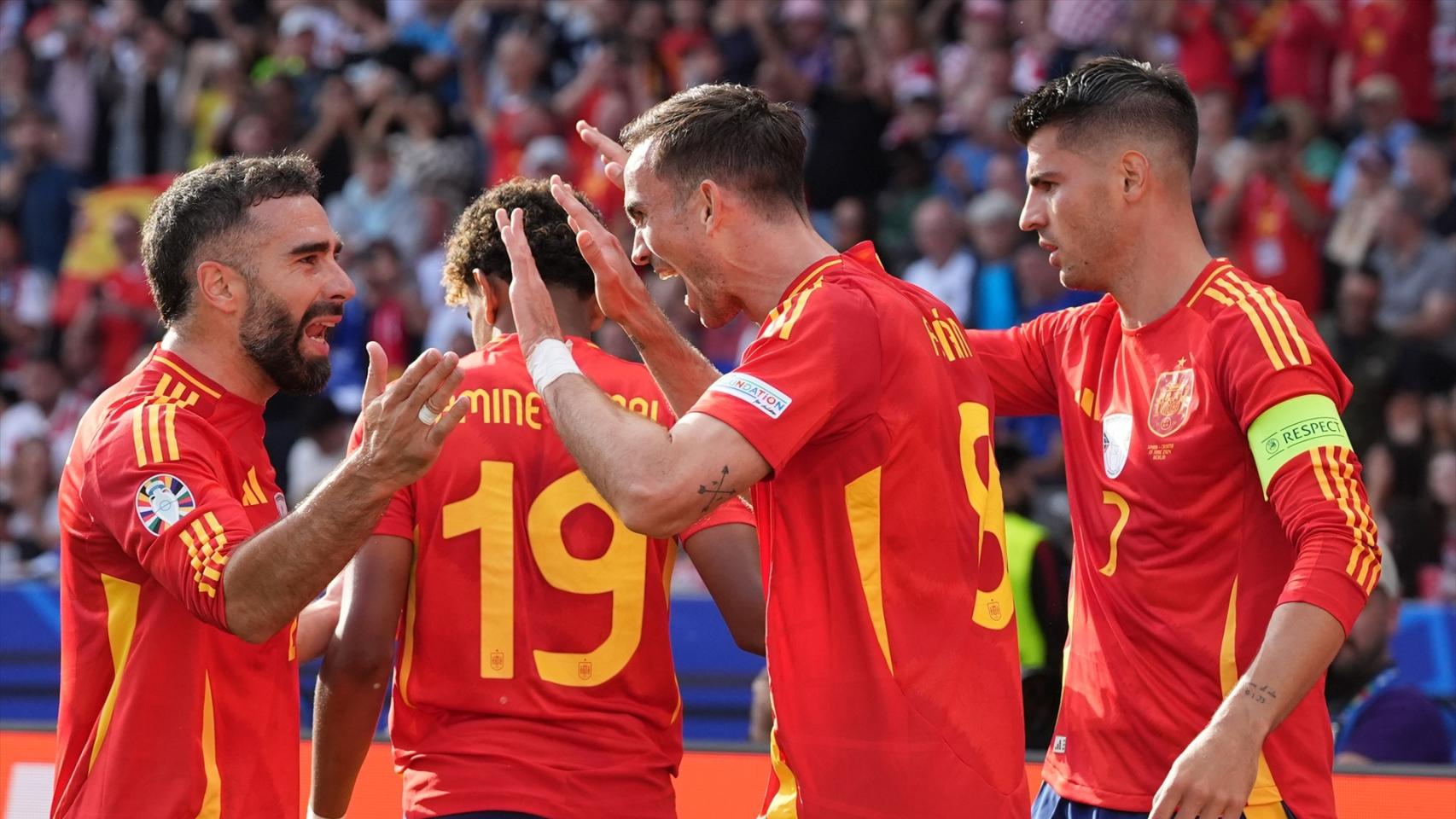 Carvajal y Morata celebrando con Fabián Ruiz un gol de la Selección