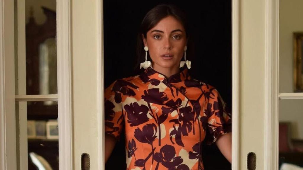 La influencer Carminho Queiroga con un look en tonos tierra.