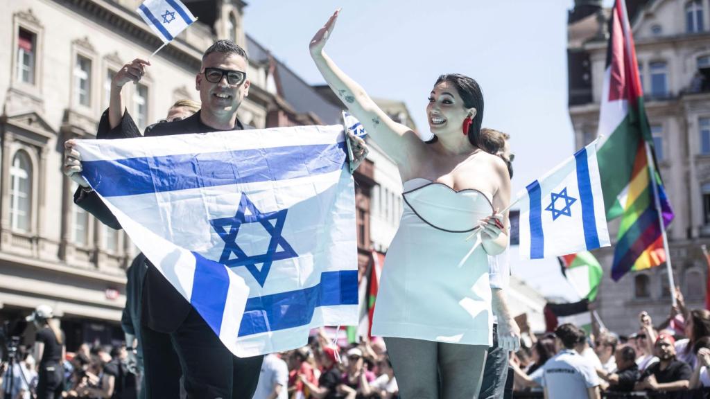 Yuval Raphael de Israel llega a la alfombra turquesa antes del 69º Festival de la Canción de Eurovisión celebrado en el Rathaus.