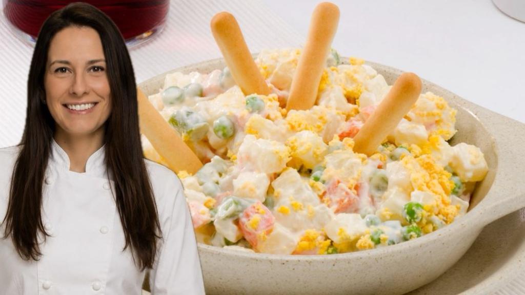 Celia junto a una ensaladilla rusa.