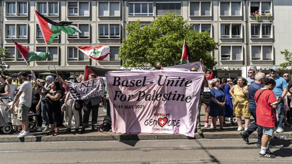 Un grupo de manifestantes pro-palestinos protesta contra los organizadores del Festival de Eurovisión, exigiendo la exclusión de Israel de la competición y que se preste atención a los crímenes de guerra perpetrados en la Franja de Gaza.