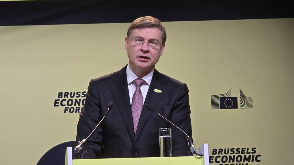 Dombrovskis en otro momento de su intervención en el foro.