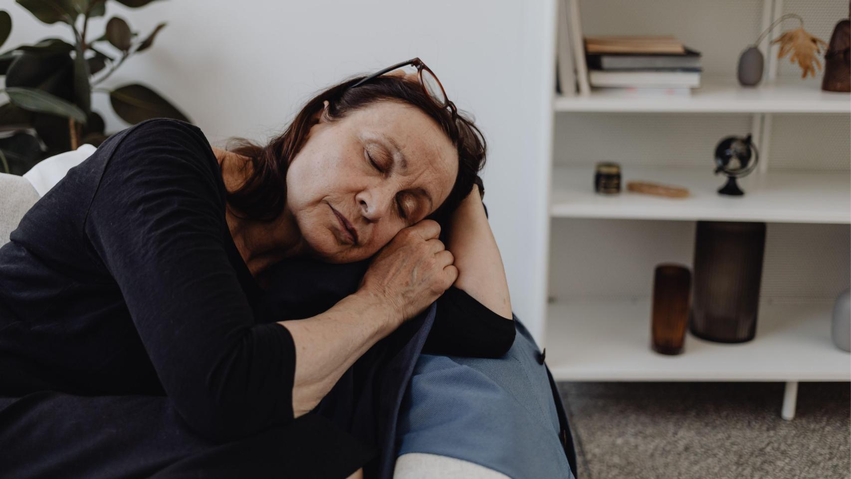 Mujer durmiendo la siesta