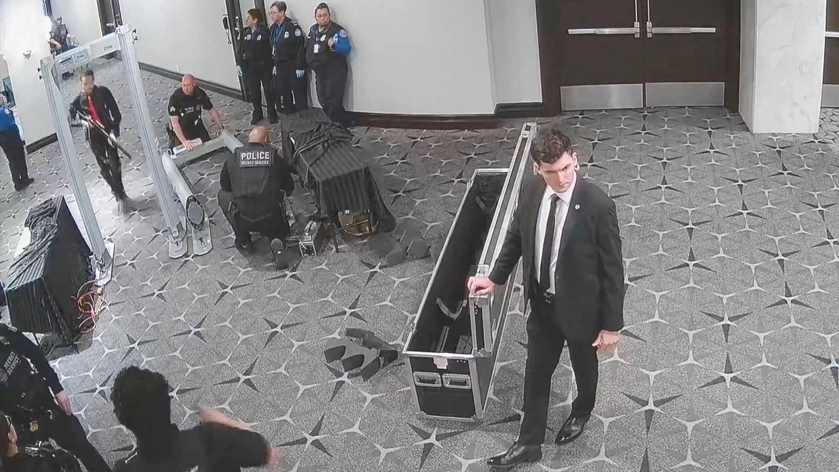 El tirador Cole Allen se aproxima armado al control del servicio secreto frente al salón en el que se encontraba Donald Trump