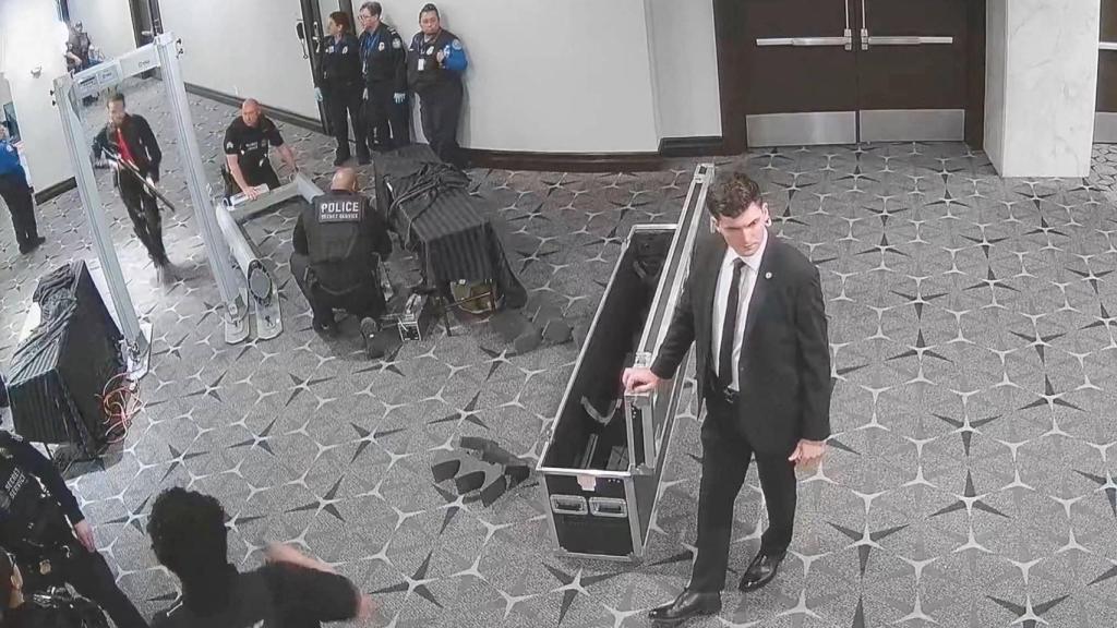 El tirador Cole Allen se aproxima armado al control del servicio secreto frente al salón en el que se encontraba Donald Trump