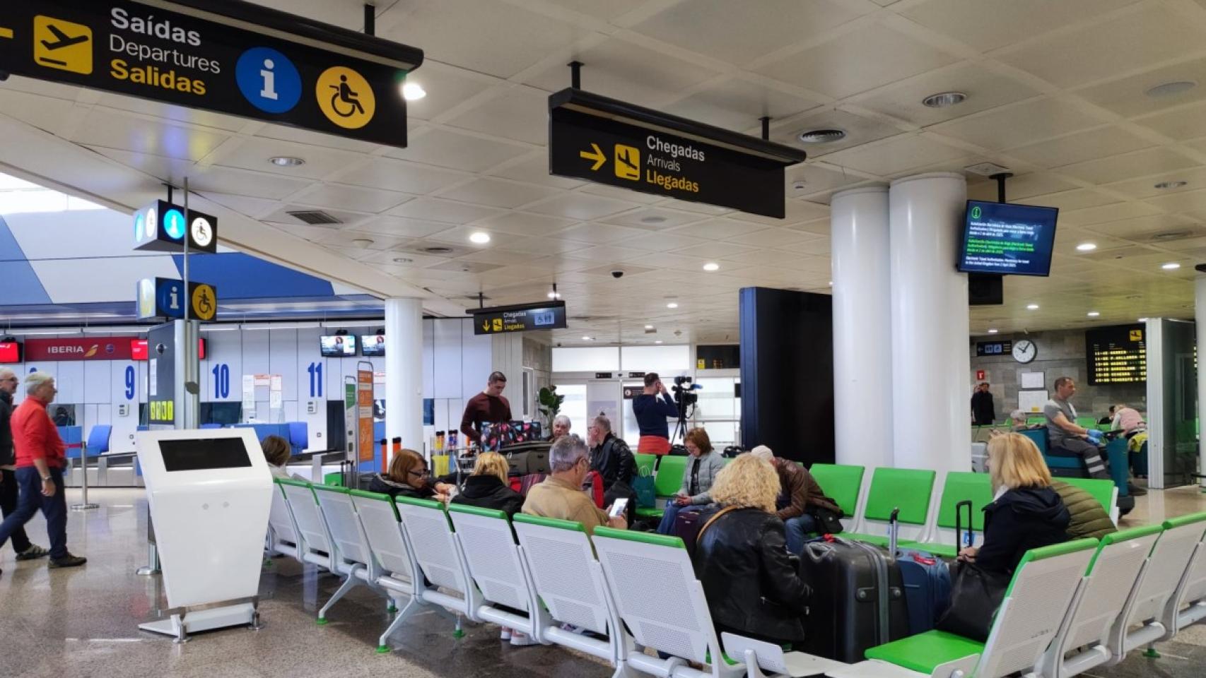 Viajeros esperan para embarcar en su avión en la terminal de Alvedro a finales de abril.