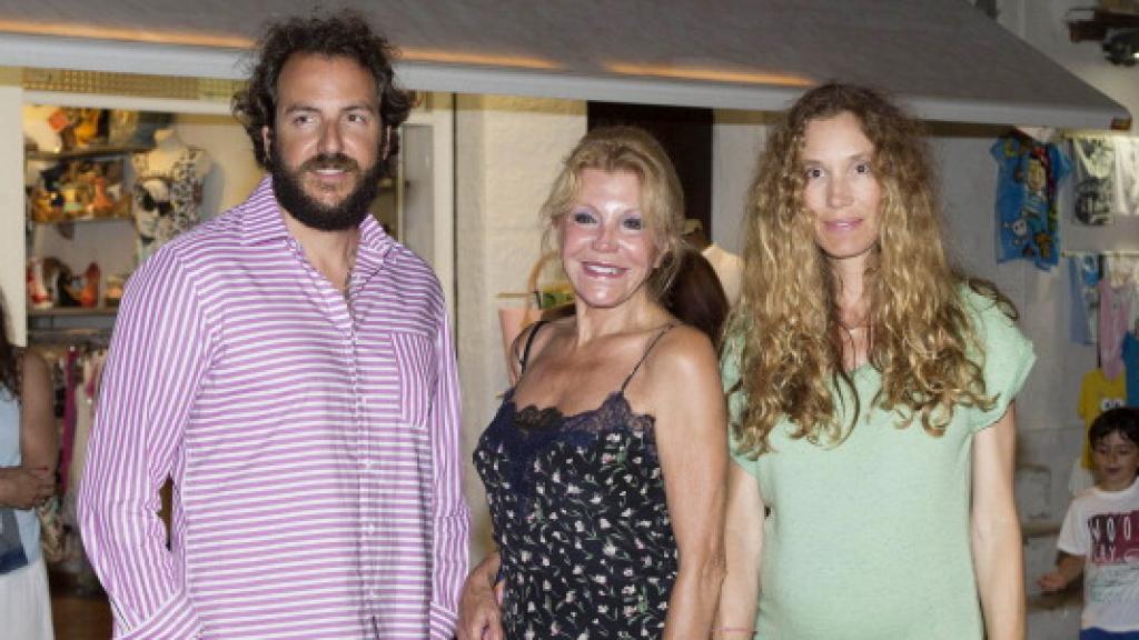 Borja Thyssen con su madre y su mujer, Blanca Cuesta.