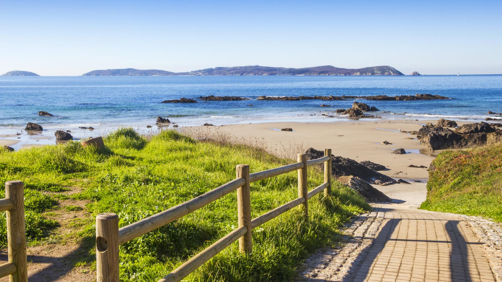 Isla Ons desde la playa de Bascuas.