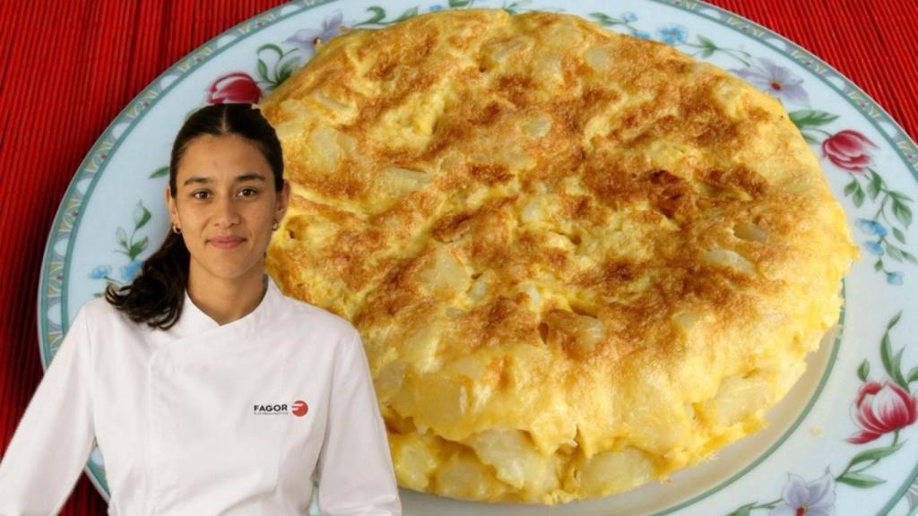 María Lo junto a una tortilla de patata.