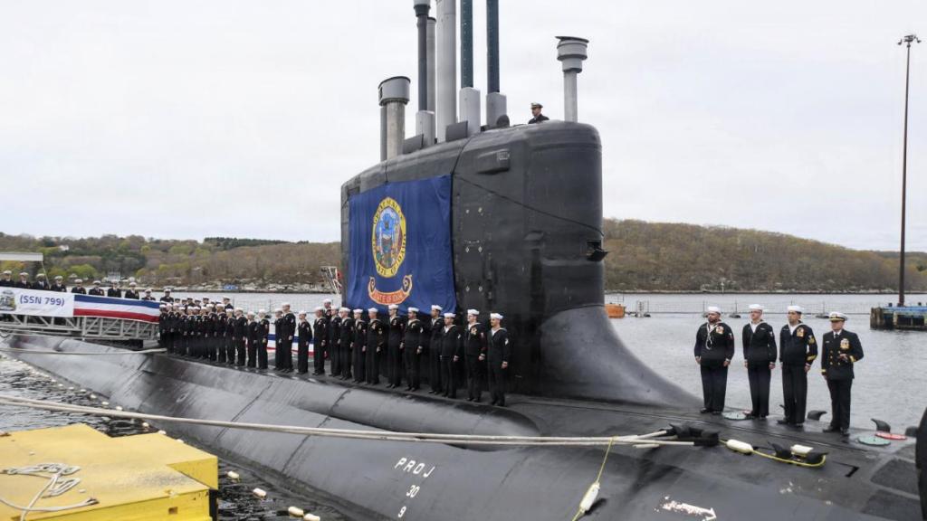 Marineros asignados al submarino de ataque rápido de propulsión nuclear de la clase Virginia USS Idaho (SSN-799) atienden el buque durante la ceremonia de puesta en servicio del Idaho en la Base Naval de Submarinos de New London, en Groton, Connecticut, el 25 de abril de 2026.