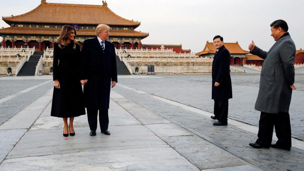 El presidente Donald Trump y la primera dama, Melania Trump, reciben la aprobación del presidente Xi Jinping en la Ciudad Prohibida de Pekín durante su visita de Estado en 2017.