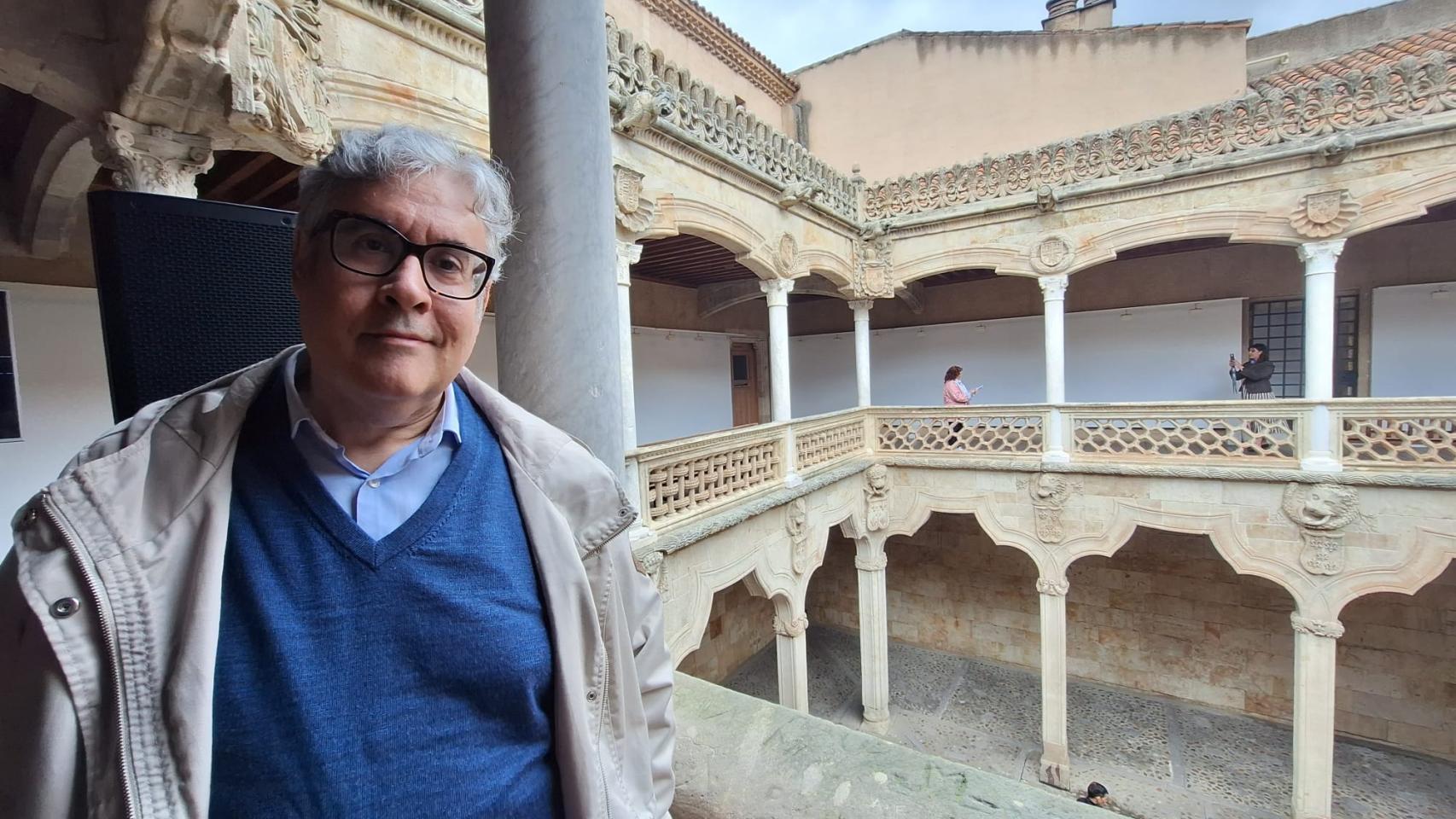 El escritor Juan Manuel de Prada en una entrevista para EL ESPAÑOL de Castilla y León en la Casa de las Conchas de Salamanca.