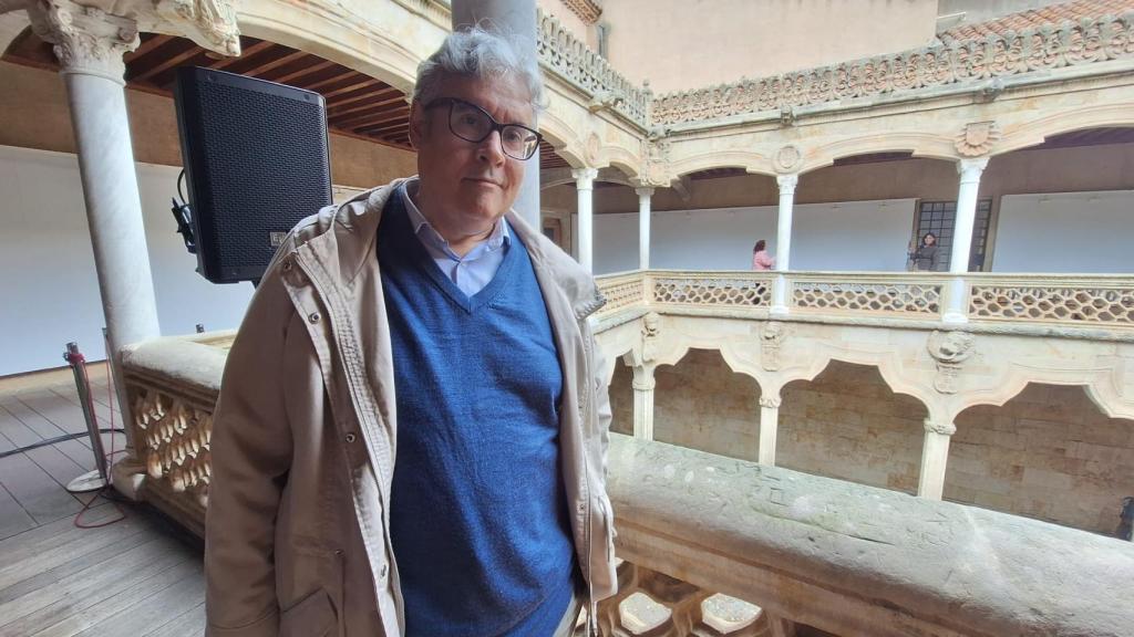 El escritor Juan Manuel de Prada en una entrevista para EL ESPAÑOL de Castilla y León en la Casa de las Conchas de Salamanca.