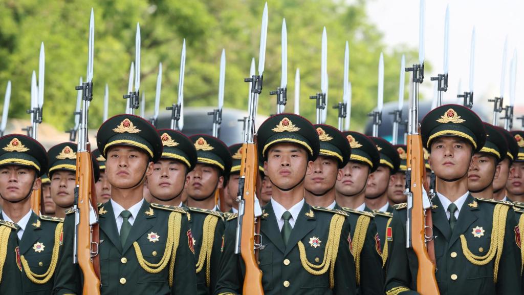 Miembros del batallón de la Guardia de Honor del Ejército Popular de Liberación desfilan en las recepciones de los altos mandatarios en Pekín.