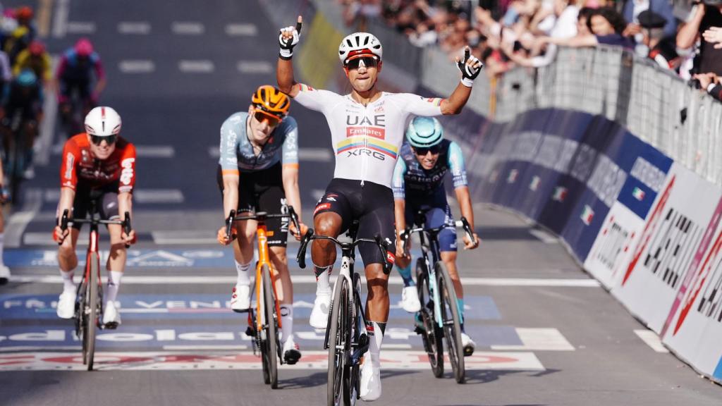 Jhonatan Narváez celebra su victoria en la cuarta etapa del Giro de Italia.