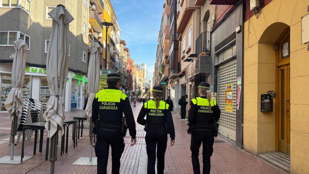 Una patrulla de la Policía Local en la calle Delicias en Zaragoza 