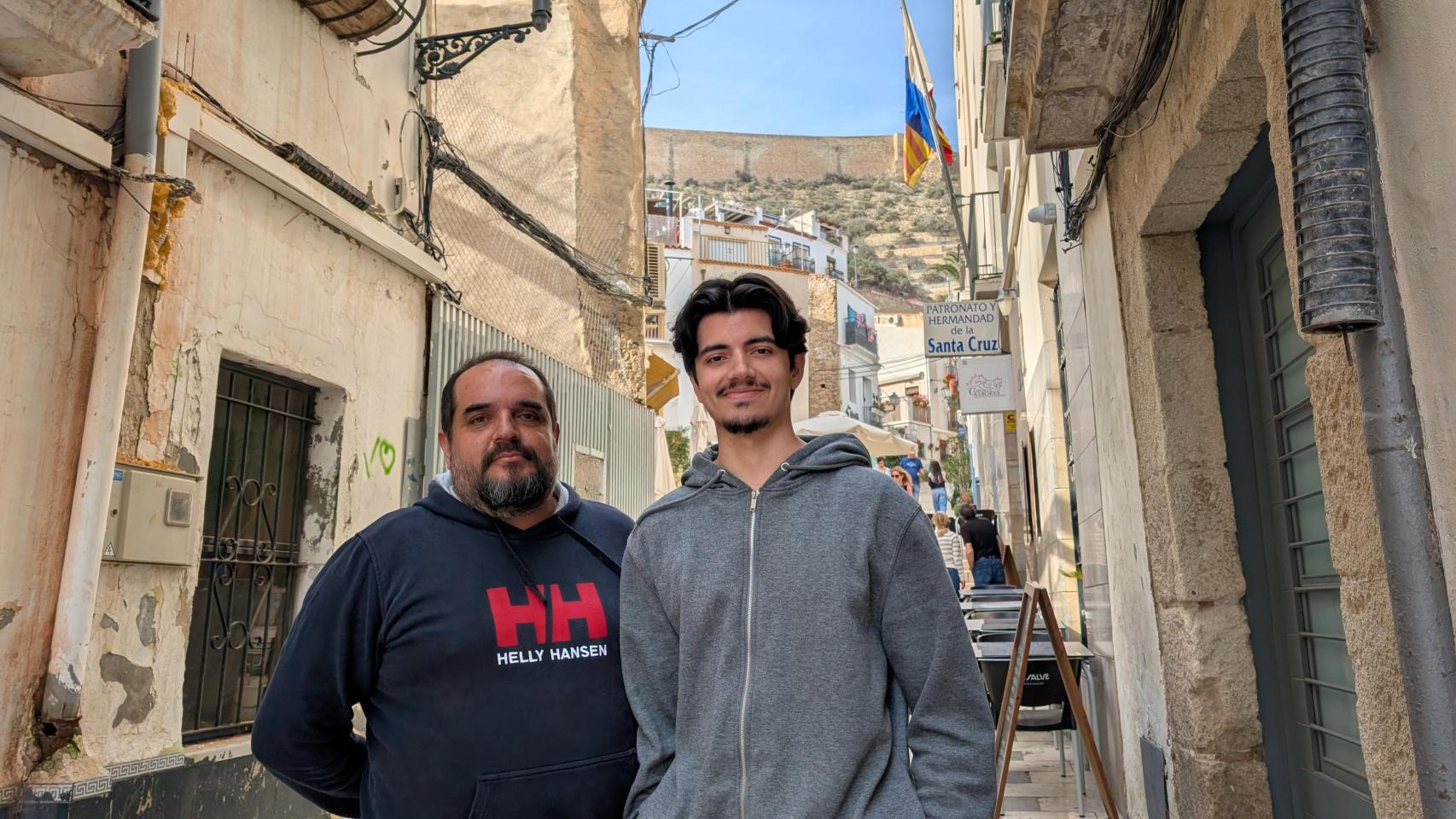 José Zaragoza, con su hijo, en un reportaje para EL ESPAÑOL sobre su relación con la Hermandad de la Santa Cruz.