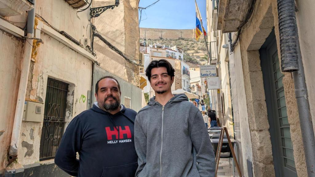 José Zaragoza, con su hijo, en un reportaje para EL ESPAÑOL sobre su relación con la Hermandad de la Santa Cruz.