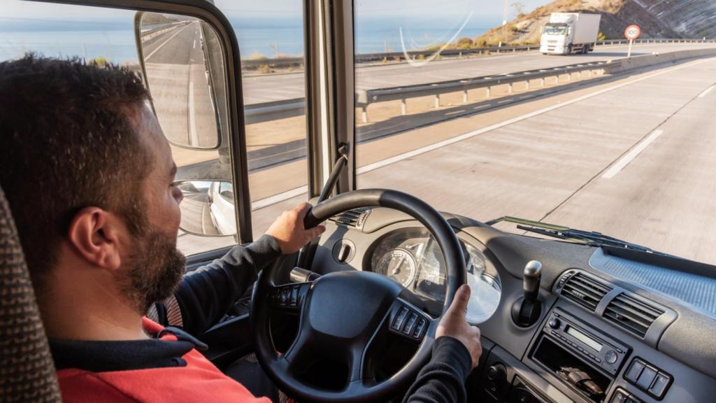 Conductor de camión que conduce en la carretera.