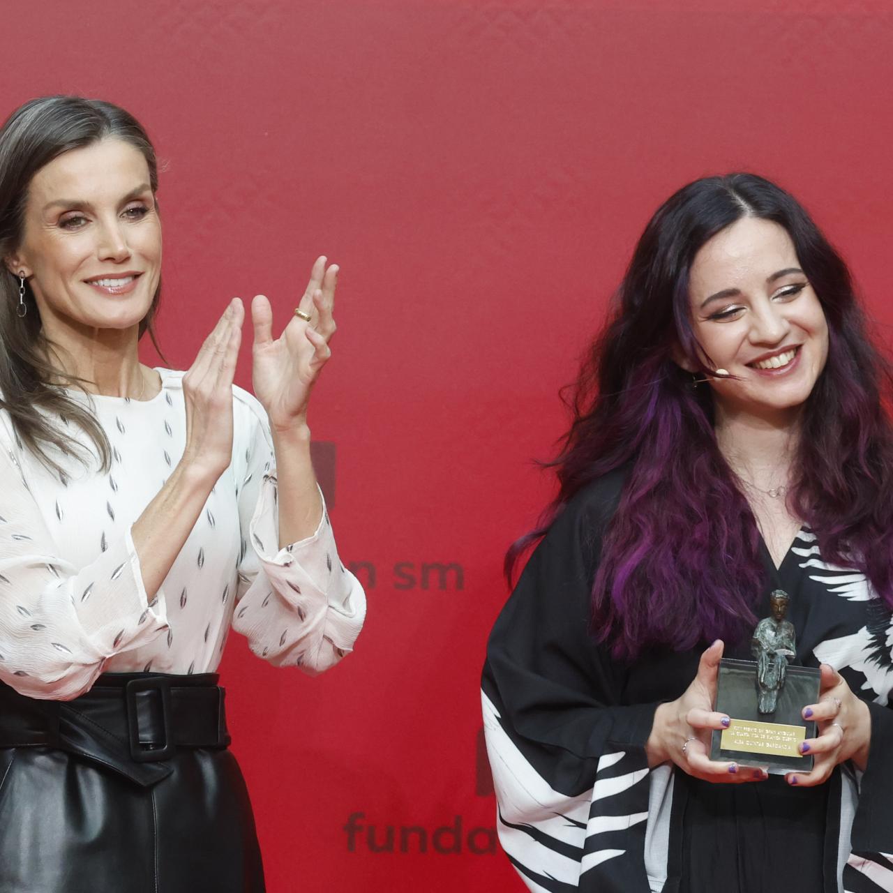 La Reina Leitizia entrega el premio Gran Angular 2026 a Alba Quintas Garciandia.