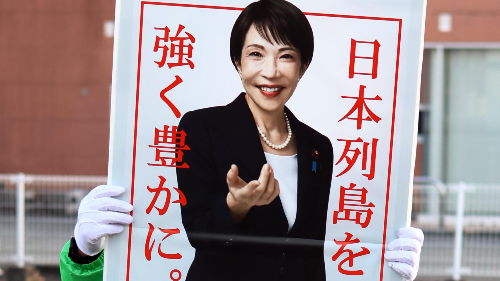 Un cartel electoral de la primera ministra de Japón, Sanae Takaichi.