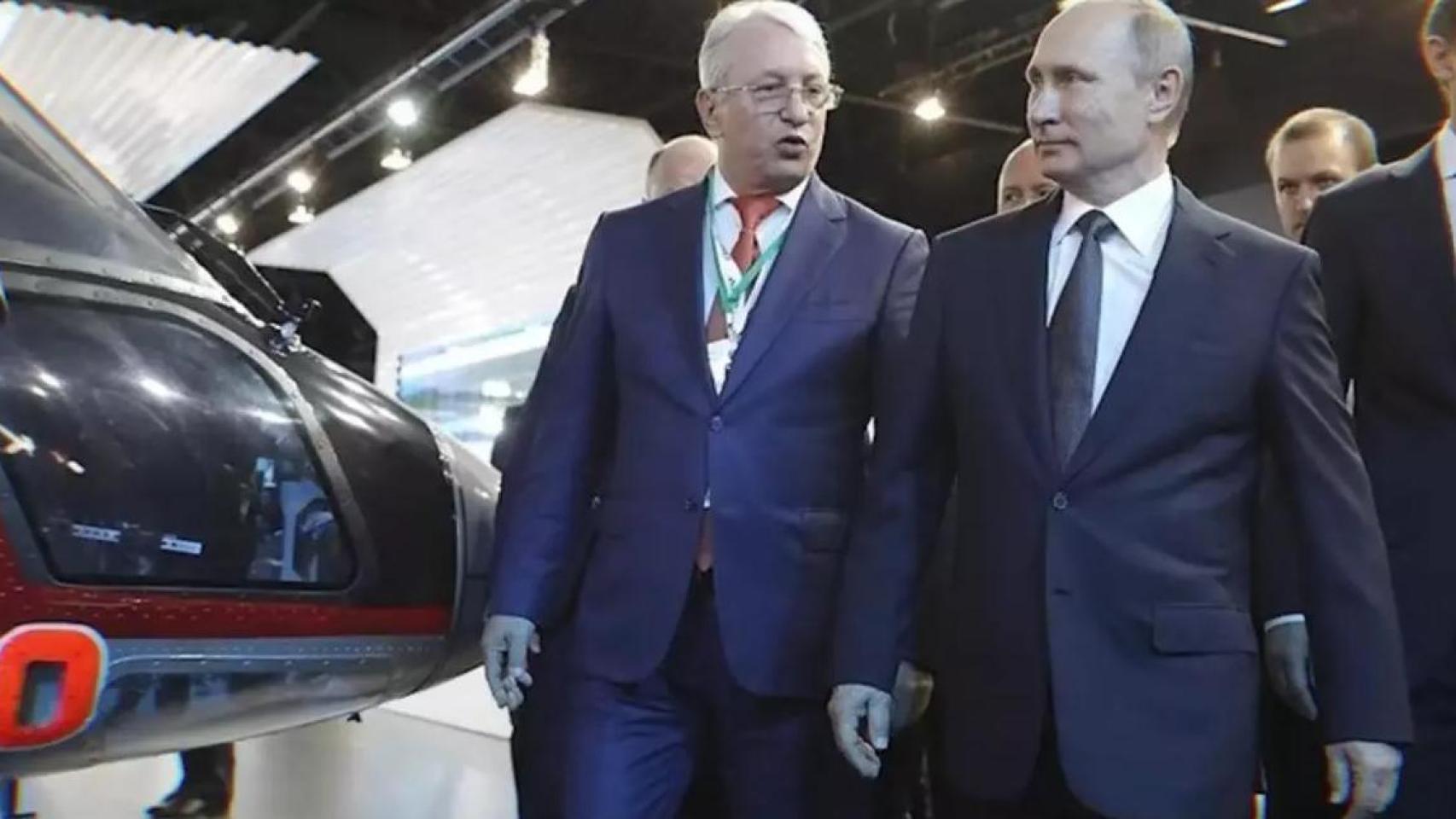 Kolesov, además de estar sancionado por los Veintisiete por su implicación en la guerra de Ucrania, también tiene la entrada prohibida a Reino Unido, Canadá, Australia y Suiza. A la izquierda de la imagen, el director de Russian Helicopters, Nikolai Kolesov; a su lado, el presidente ruso, Vladimir Putin.