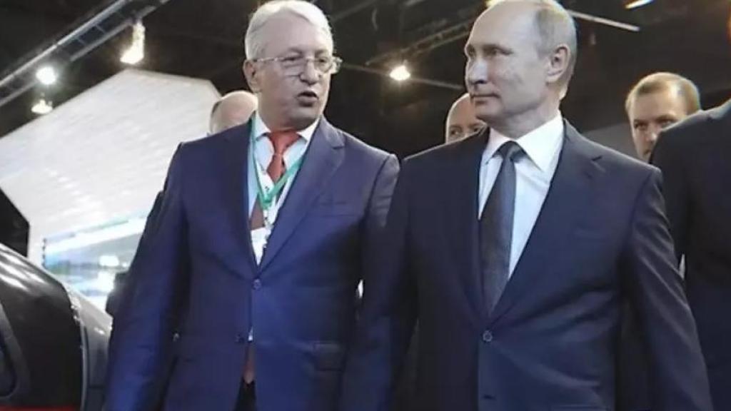 Kolesov, además de estar sancionado por los Veintisiete por su implicación en la guerra de Ucrania, también tiene la entrada prohibida a Reino Unido, Canadá, Australia y Suiza. A la izquierda de la imagen, el director de Russian Helicopters, Nikolai Kolesov; a su lado, el presidente ruso, Vladimir Putin.