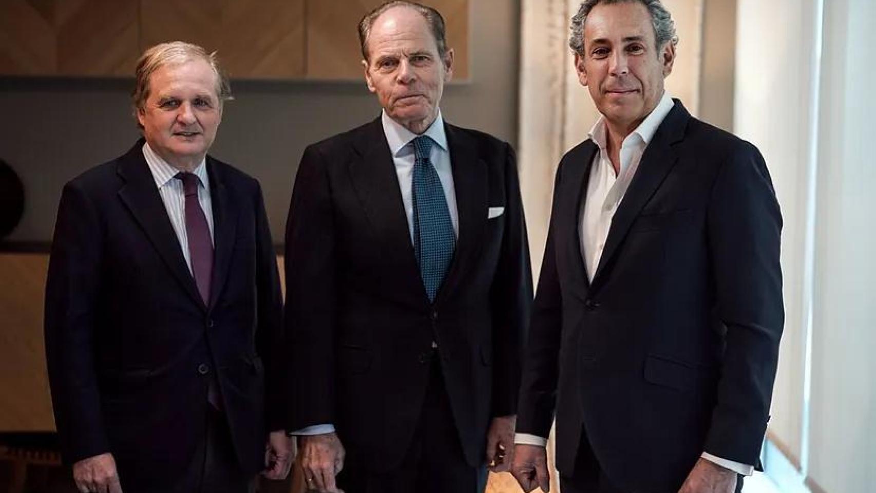 El presidente saliente del Grupo Vocento, Ignacio Ybarra; el próximo presidente del Grupo Vocento, Ignacio Eyriès, y el consejero delegado del Grupo Vocento, Manuel Mirat.