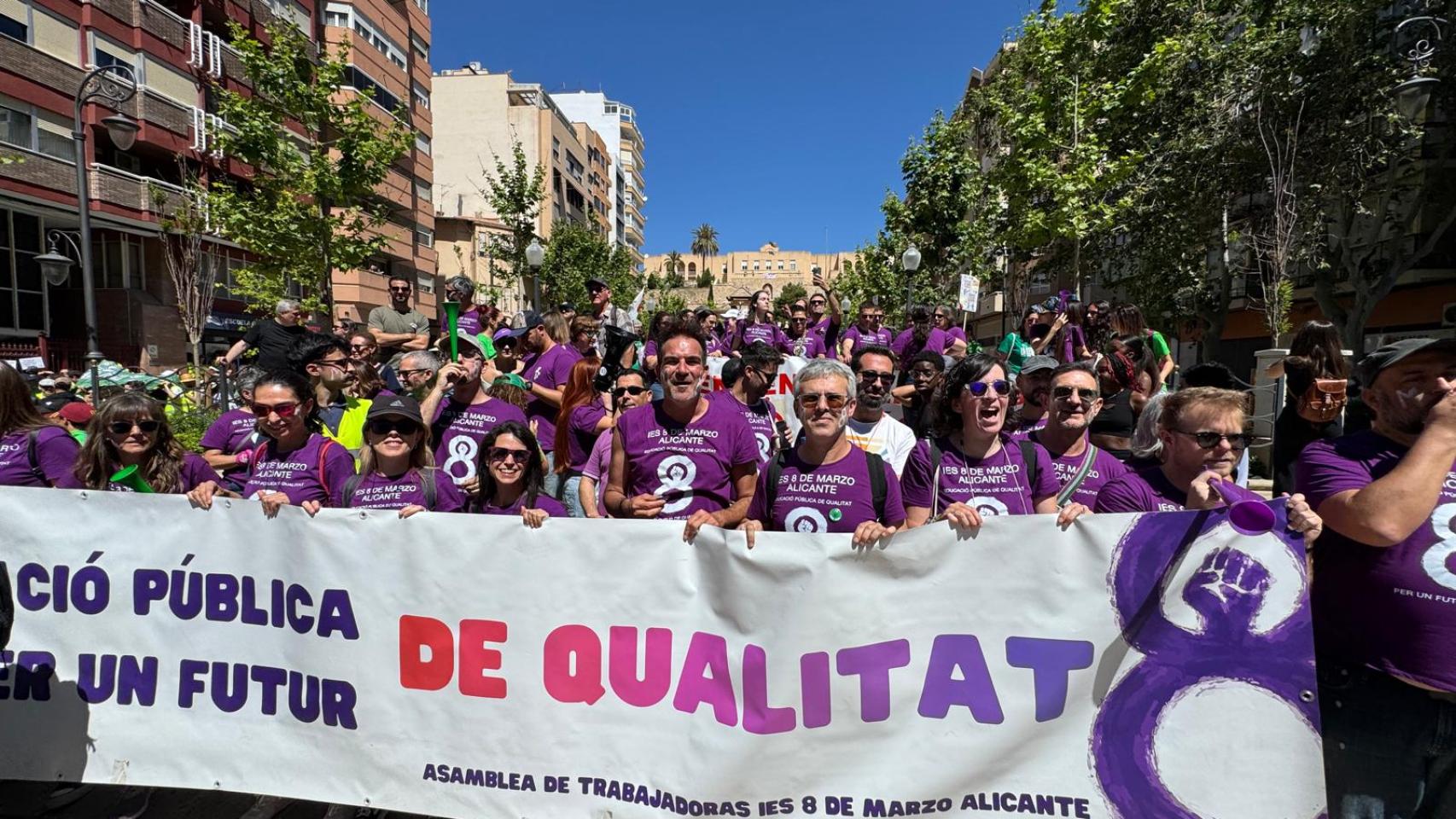 Trabajadores del IES 8 de marzo este lunes en la manifestación en Alicante.