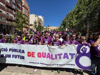 Trabajadores del IES 8 de marzo este lunes en la manifestación en Alicante.