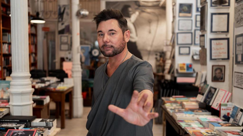 Miguel Poveda nos recibe en la librería Ocho y Medio para hablar de Lorca y de las mujeres de su vida. 