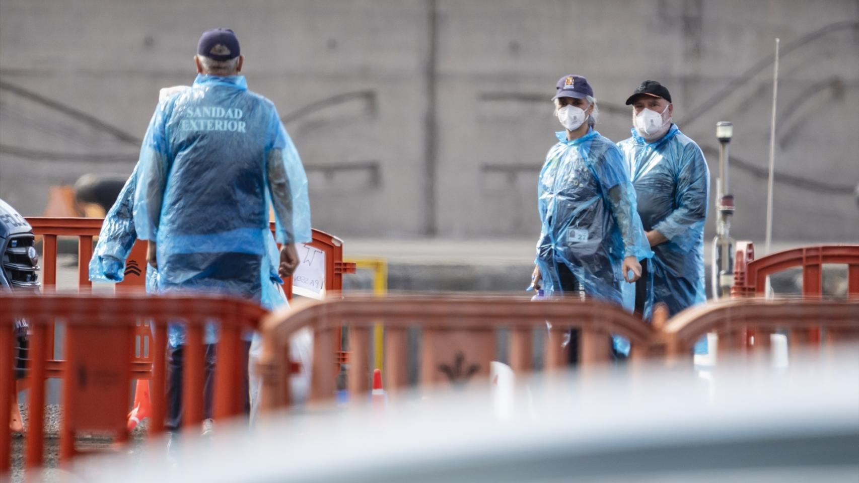 Equipo de Sanidad Exterior durante el desembarco de los pasajeros del crucero afectado por hantavirus. 