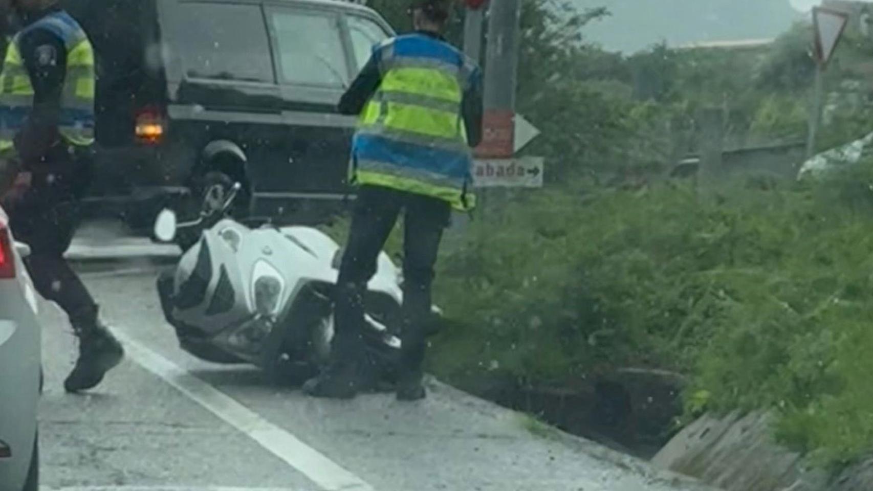 Accidente con un motorista implicado en la Avenida de Clara Campoamor, en Vigo, a 12 de mayo de 2026