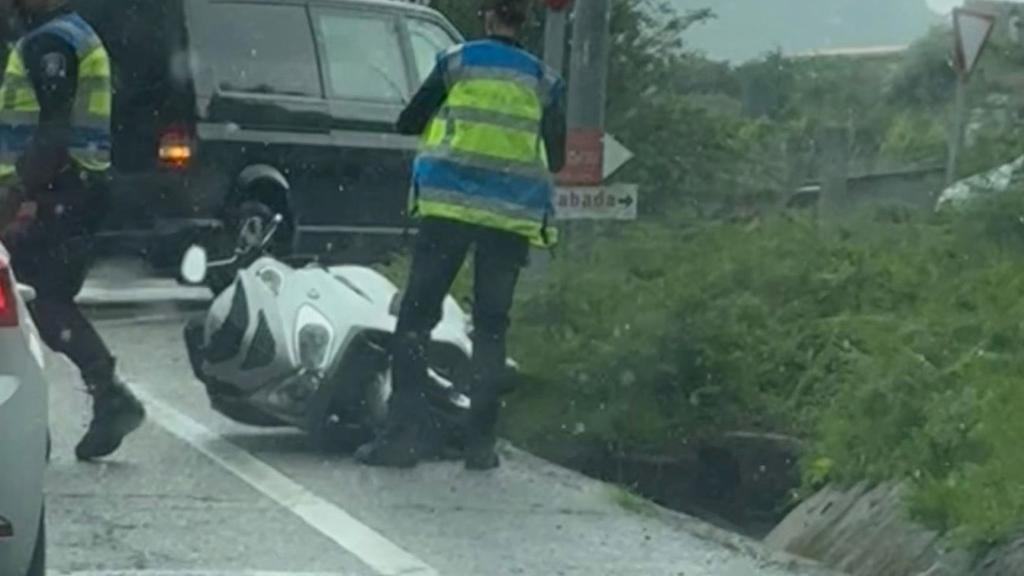 Accidente con un motorista implicado en la Avenida de Clara Campoamor, en Vigo, a 12 de mayo de 2026