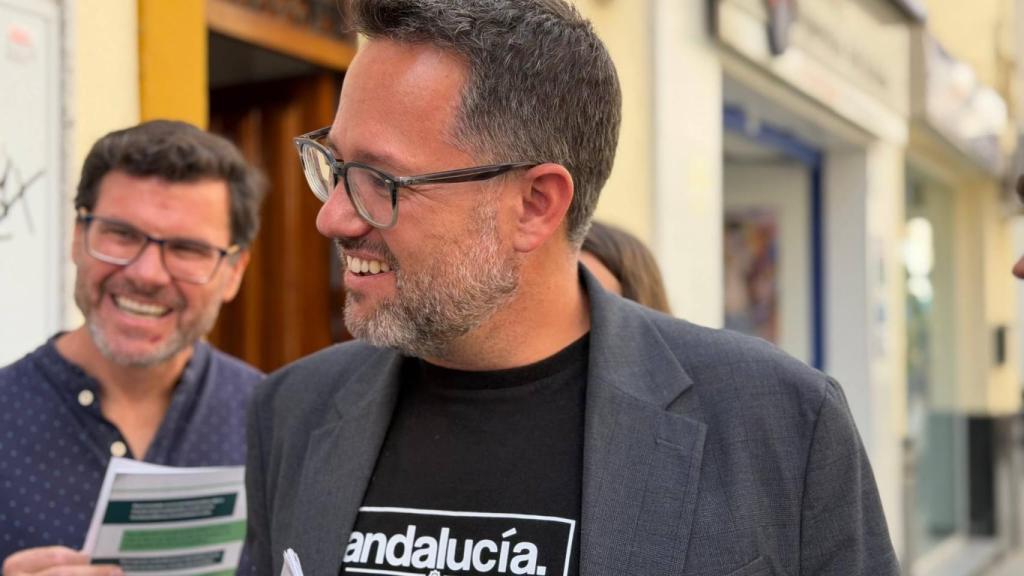 El candidato de izquierda andalucista, durante un reparto a pie de calle.