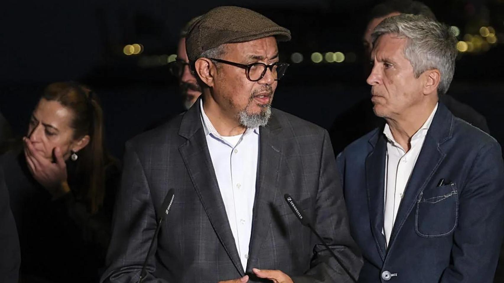El secretario general de la OMS, Tedros Adhanom, atiende a los medios desde Tenerife junto al ministro Grande-Marlaska.