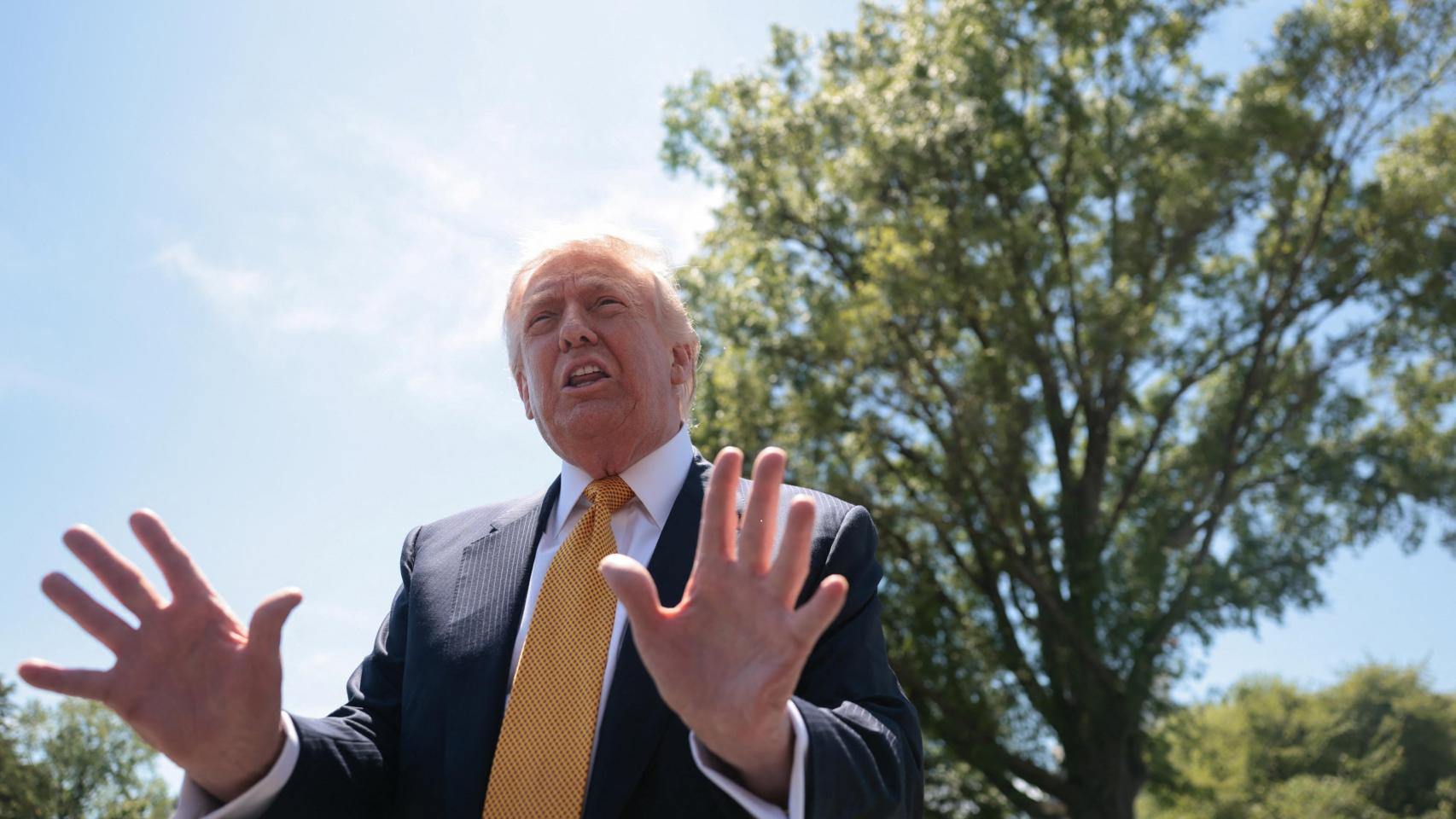 Donald Trump habla con la prensa antes de partir de la Casa Blanca hacia la Base Conjunta Andrews, en ruta a Pekín.