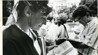 Begoña Caamaño na feira do libro de Vigo en 1988. 